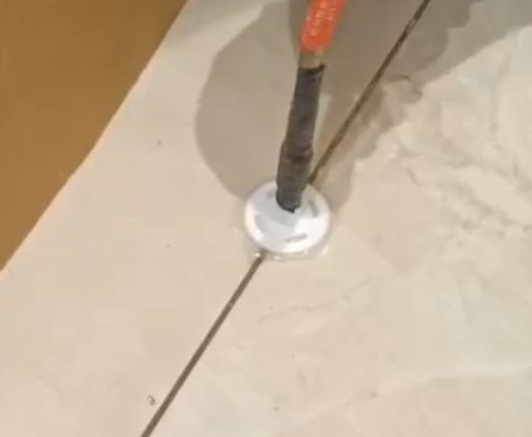 馆陶瓷砖空鼓维修公司专业解答瓷砖在铺贴过程中，如果没有涂抹均匀到位的粘结材料（如水泥砂浆或瓷砖胶），可能会导致以下问题